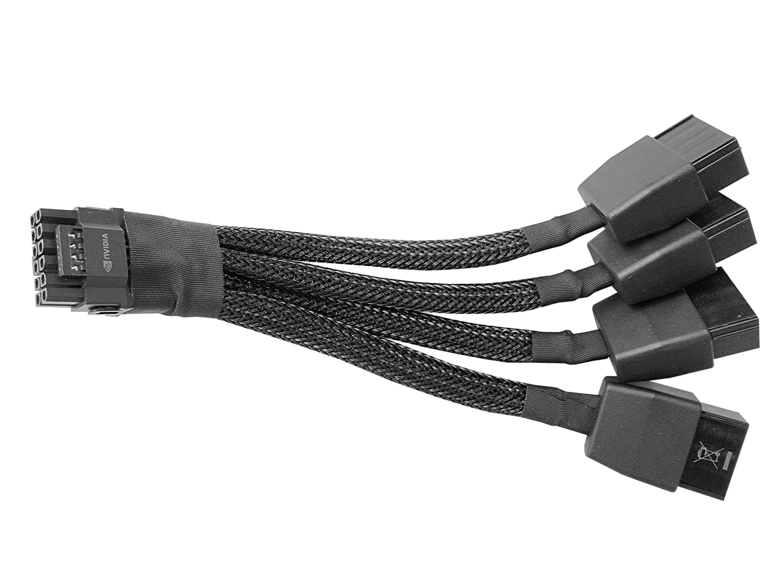 Adaptateur d'alimentation Nvidia à câbles gainés de noir : un connecteur 16 broches 12VHPWR d'un côté, quatre connecteurs PCIe 8 broches de l'autre