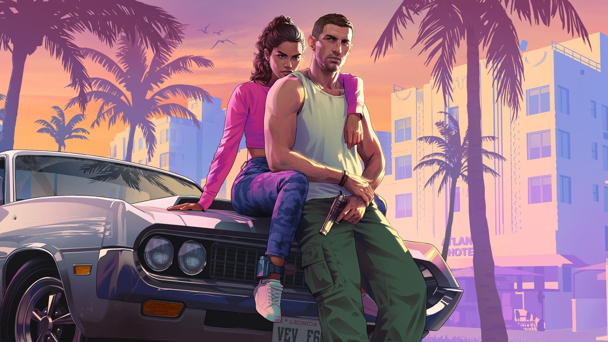 Illustration officielle de GTA VI : Lucia et Jason, les deux personnages principaux, assis sur le capot d'une voiture de collection devant des palmiers et des immeubles Art déco, au coucher du soleil